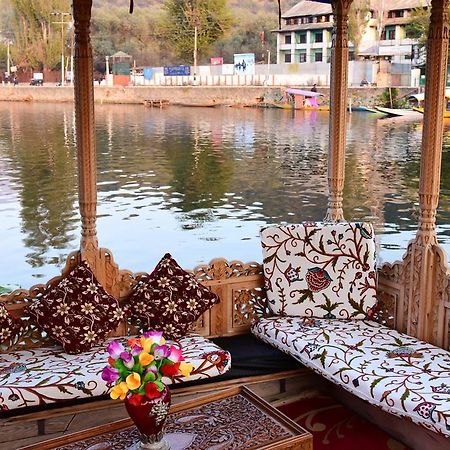 Отель White House Group Of Houseboats Сринагар Экстерьер фото