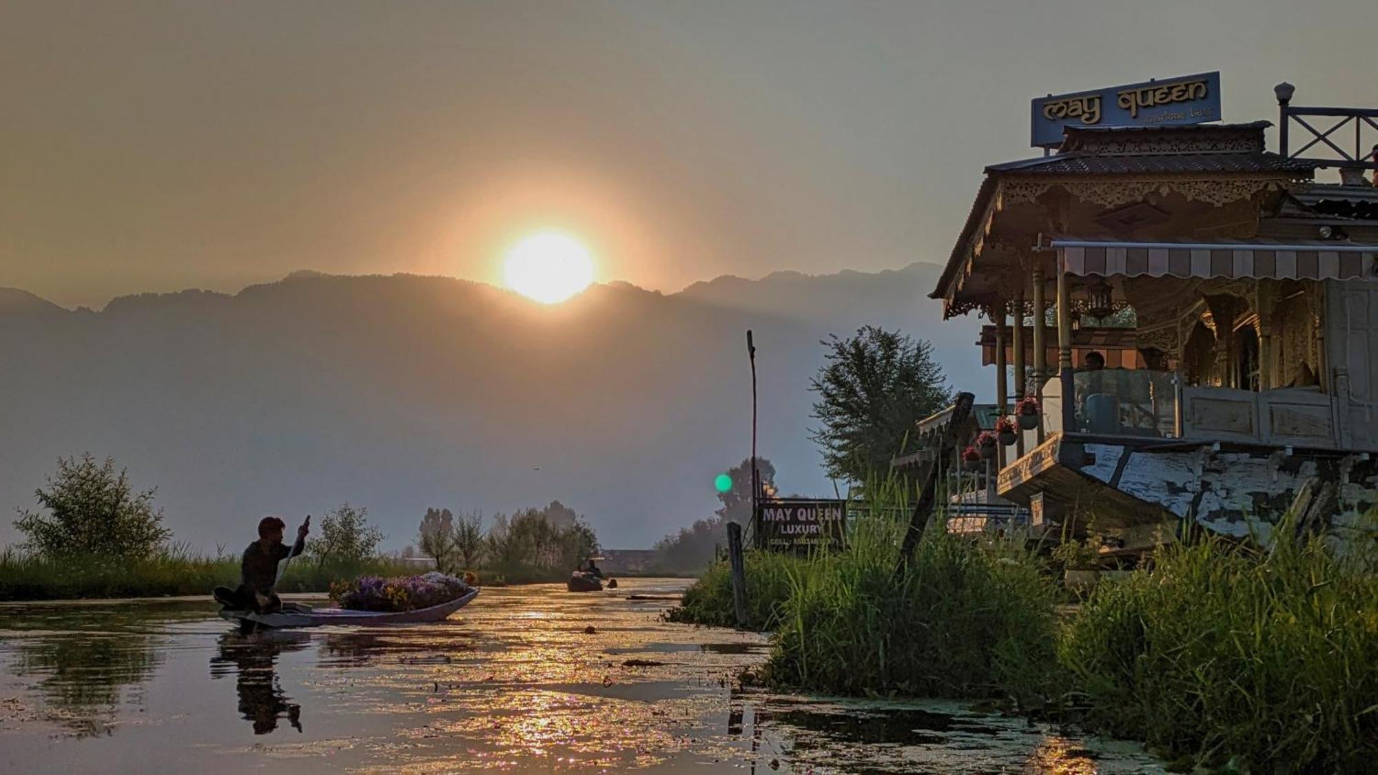 Отель White House Group Of Houseboats Сринагар Экстерьер фото