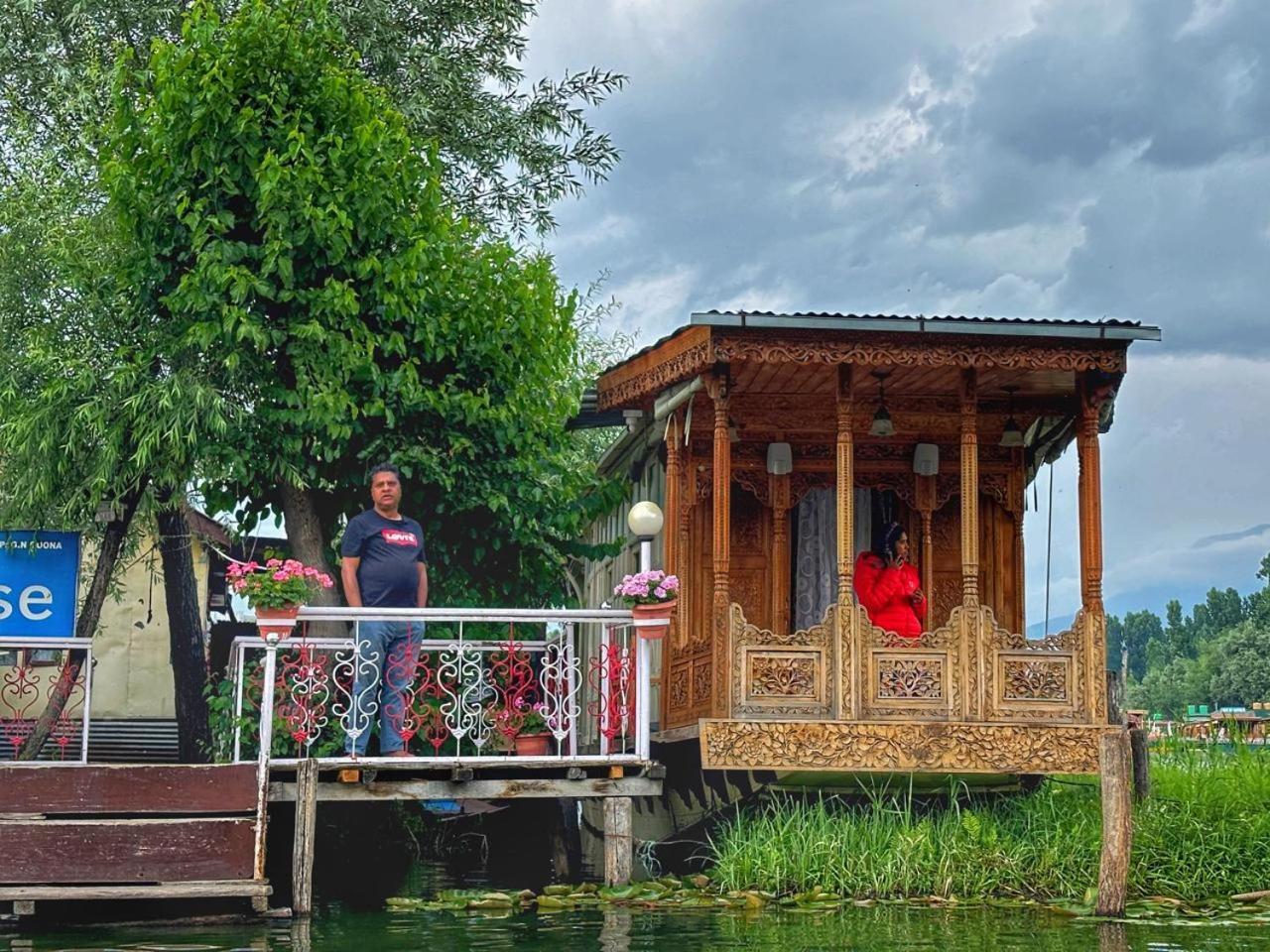 Отель White House Group Of Houseboats Сринагар Экстерьер фото