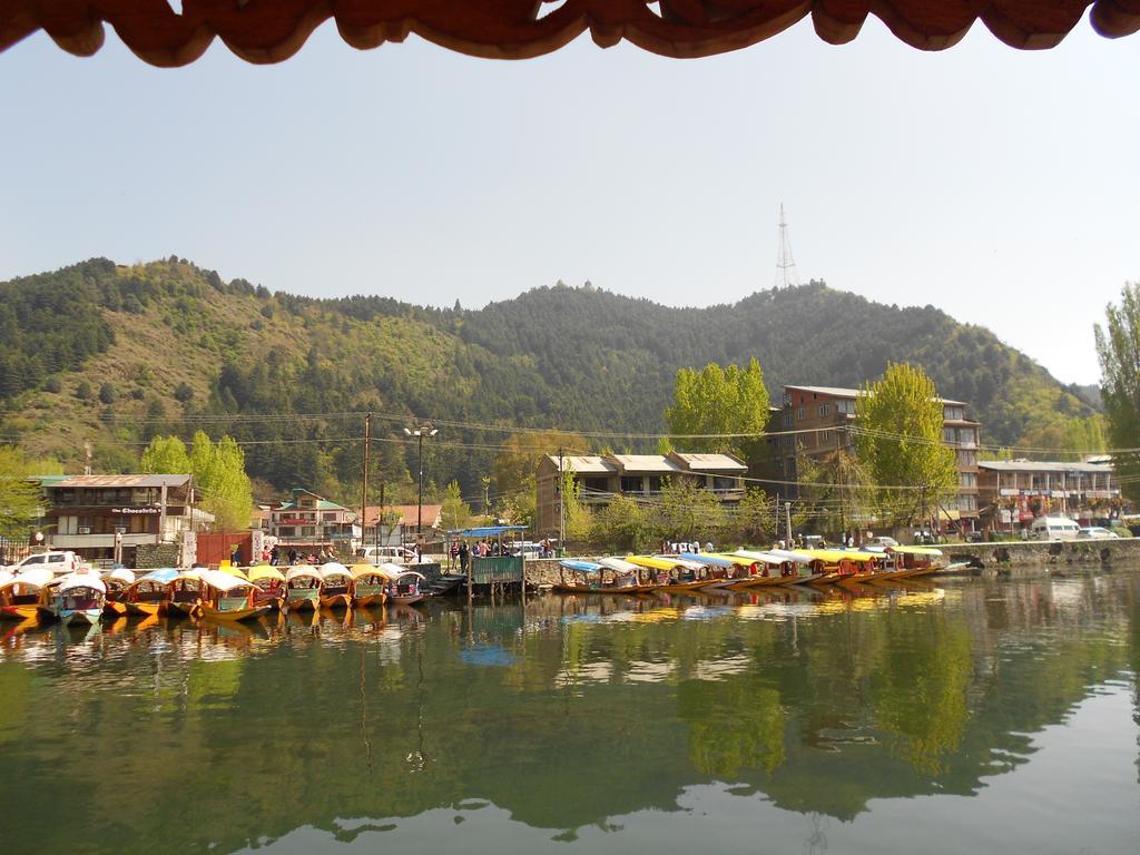 Отель White House Group Of Houseboats Сринагар Экстерьер фото