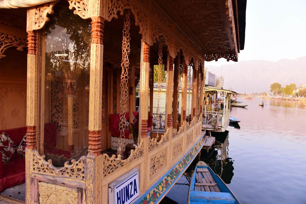 Отель White House Group Of Houseboats Сринагар Экстерьер фото