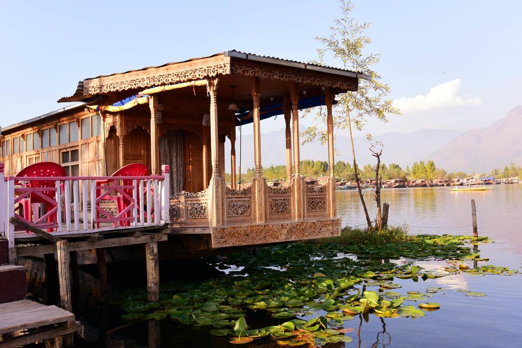 Отель White House Group Of Houseboats Сринагар Экстерьер фото