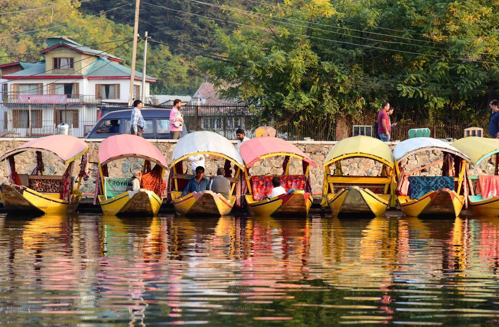 Отель White House Group Of Houseboats Сринагар Экстерьер фото